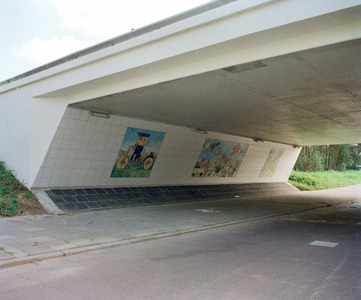 840071 Afbeelding van drie tegelmozaïeken met kindertekeningen onder het viaduct in de Stelviobaan bij de Oeral in de ...